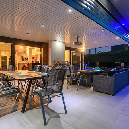 In With Outdoor Swimming Pool Holiday home