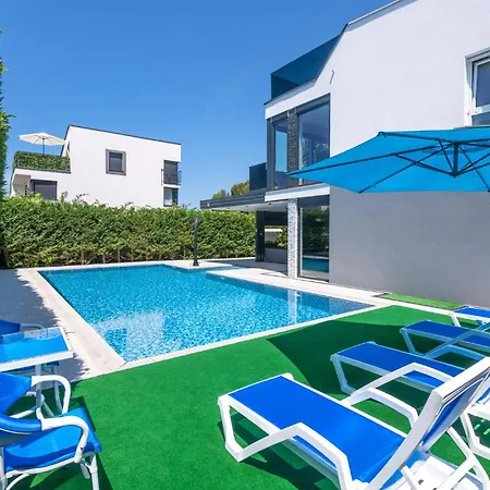 In With Outdoor Swimming Pool Fažana