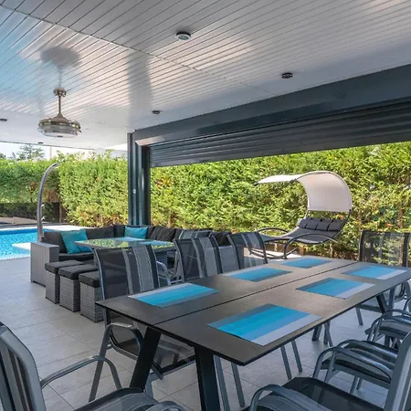 In With Outdoor Swimming Pool Holiday home *
