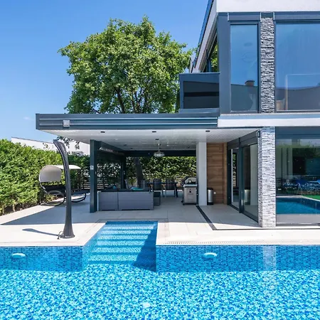 In With Outdoor Swimming Pool Holiday home *