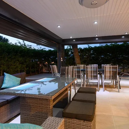 In With Outdoor Swimming Pool Holiday home *
