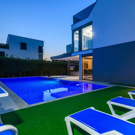 In With Outdoor Swimming Pool Holiday home Fazana