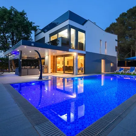 Holiday home In With Outdoor Swimming Pool